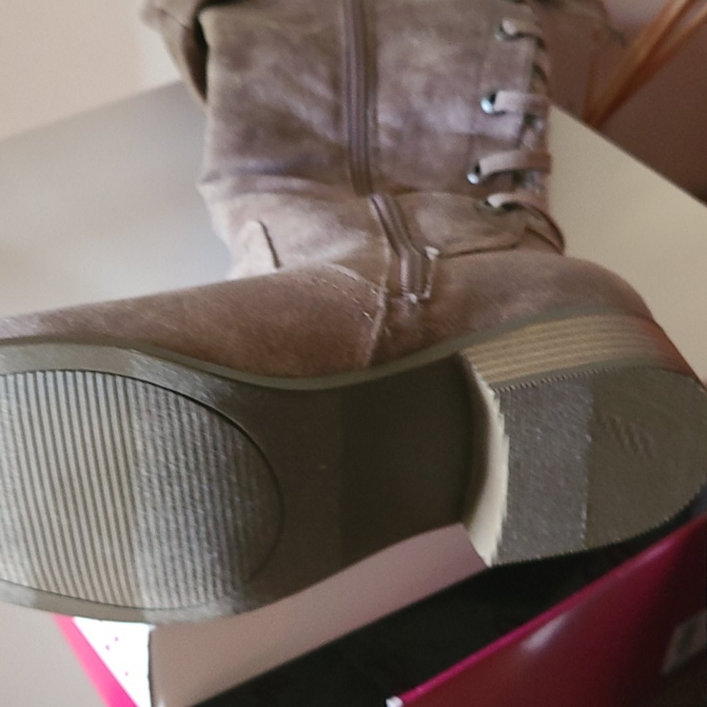 Boots - Picture 3 of 4